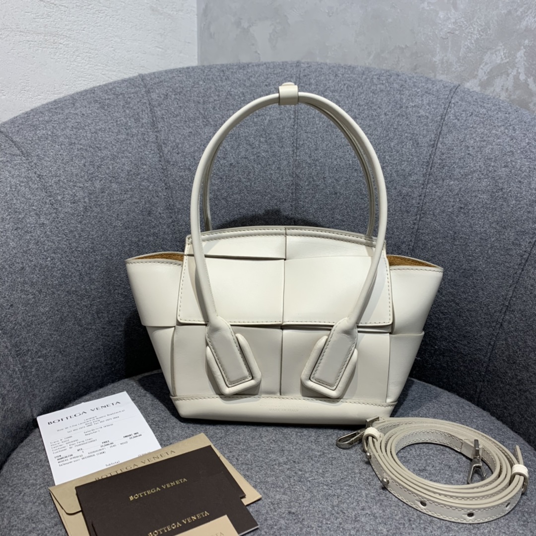 BOTTEGA VENETA ARCO 29 BAG PLAIN IN white